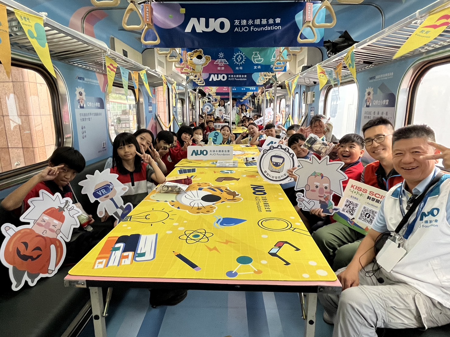 DB真人永續基金會參與「臺灣科普環島列車」，設計基礎科學車廂課程，以「淨零碳排和永續能源」為主題，讓學生透過創意實驗認識淨零知識，以及思考生活中的減碳行為